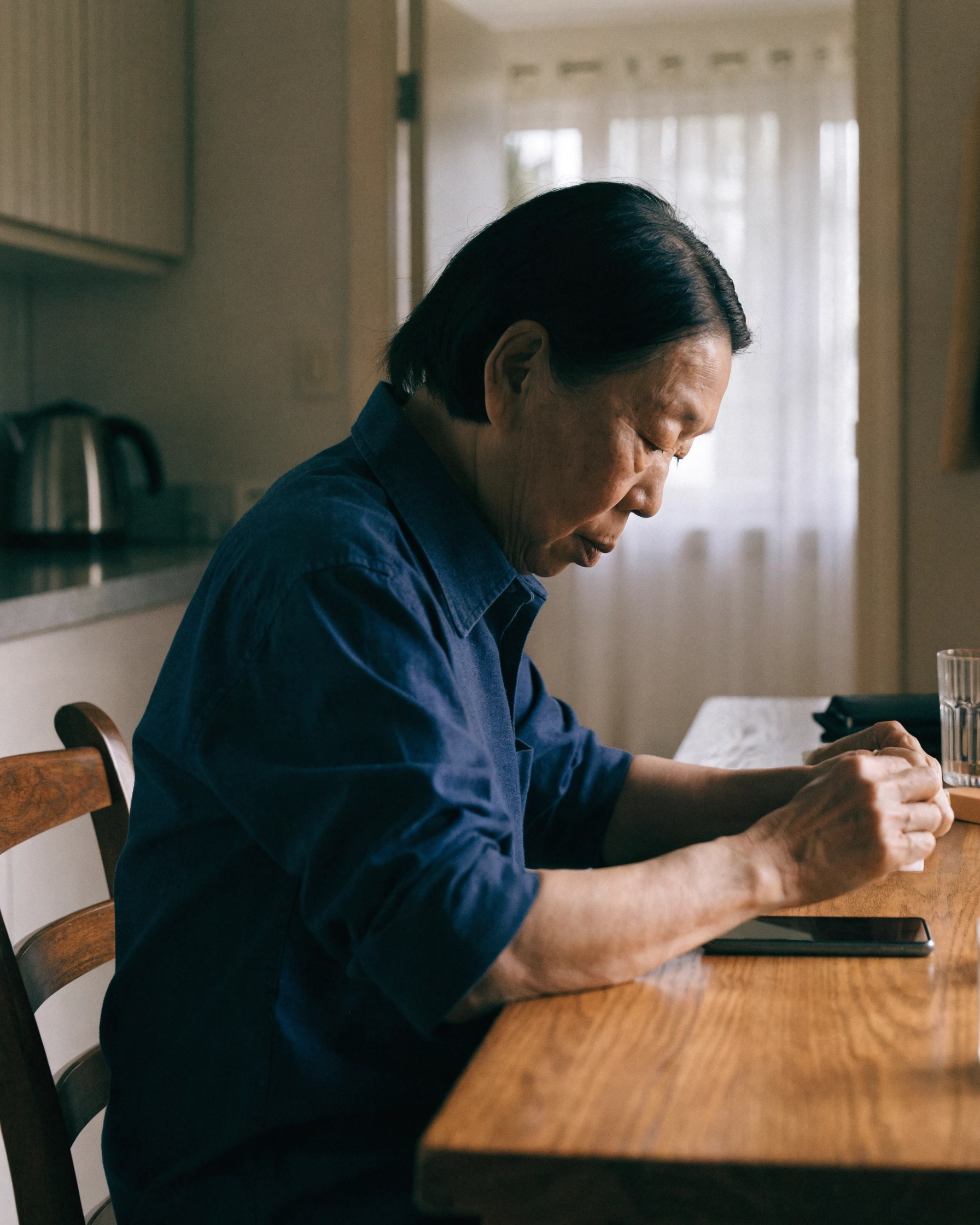 A family member receives the transfer with the matching bilingual reference number.